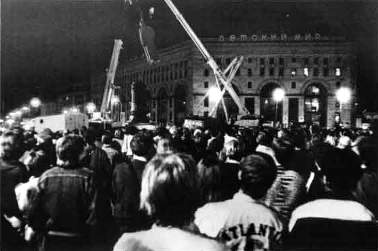 Фото 1. Демонтаж памятника Дзержинскому. Август 1991 г.