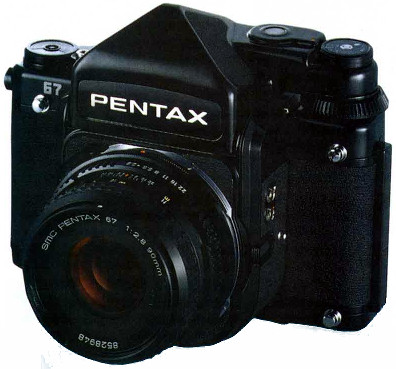 Профессиональная системная среднеформатная однообъективная зеркальная неавтофокусная фотокамера с электронно-механическим затвором Pentax 67.